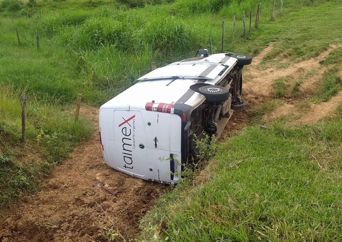 Portal Caparaó Motorista fica ferido após saída de pista na MG 111 no